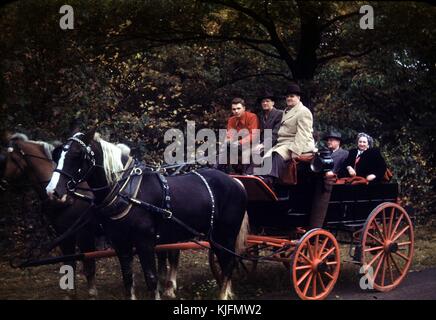 Image vernaculaire de l'entraîneur, du chauffeur, de la famille et du groupe avec forêt, 1948. Banque D'Images