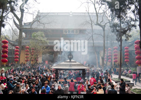 La Chine, Hangzhou, les gens priaient à Temple Lingyin, Grand Hall du Grand Sage, Mahavira Hall Banque D'Images