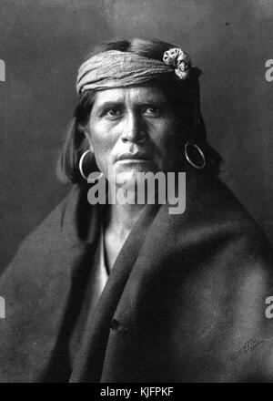 Photographie d'un chef Hopi, portant de grandes boucles d'oreilles, un bandeau et un gros jet sur ses épaules, photographie d'Edward S. Curtis, 1903. De la Bibliothèque publique de New York. Banque D'Images