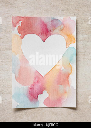Peinture, dessin, modèle concept. sur le bureau en bois, il y a carte de souhaits id faite par l'artiste avec watercolores et consrtuction papier qui a surface rugueuse Banque D'Images