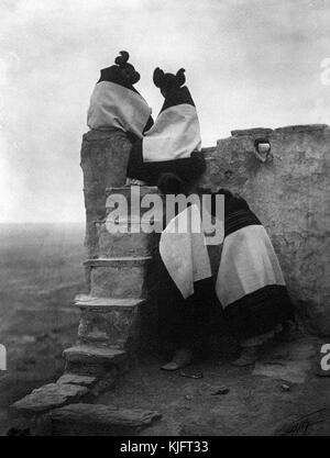 Une photographie de quatre jeunes femmes appartenant à la tribu amérindienne des Hopi, les quatre femmes portent des robes et des couvertures portant sur leurs épaules, ils ont également l'annulation de 'blossom' coiffure qui était réservé aux jeunes femmes célibataires, le peuple hopi vivent principalement au nord-est de l'Arizona, 1906. à partir de la bibliothèque publique de new york. Banque D'Images