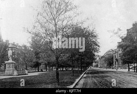 Une photographie de Commonwealth Avenue, la photographie fournit une vue donnant directement sur la route couverte de terre, il est une autoroute divisée avec un centre commercial de couverture d'herbe au milieu, il relie le jardin public avec les Fens, le centre commercial qui court entre les voies contient des allées, des arbres, des bancs, Et statues, Boston, Massachusetts, 1913. Banque D'Images