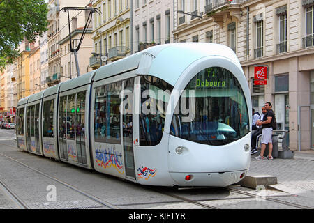 Lyon, France - 15 juin 2016 : Le tramway moderne sur la rue de Lyon Banque D'Images