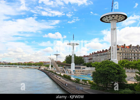 Lyon, France - 16 juin 2016 : Quai de Rhône et piscine en plein air au centre-ville de Lyon Banque D'Images