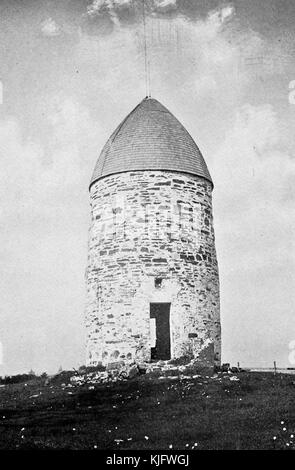 Photographie de l'ancienne poudrière, le plus ancien bâtiment en pierre du Massachusetts, construit pour être utilisé comme moulin à vent par John Mallet en 1703 ou 1704, il a été vendu au gouvernement colonial du Massachusetts pour être utilisé comme un magazine de poudre à canon en 1747, l'enlèvement de la poudre coloniale par des soldats britanniques, Est considéré comme un tournant dans les événements qui ont conduit à la guerre d'indépendance américaine, Boston, Massachusetts, 1913. Banque D'Images