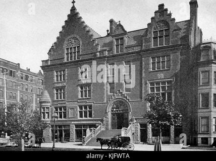 Vue extérieure du bâtiment de l'Association chrétienne des jeunes hommes, la structure en pierre de cinq étages est dotée d'une croix sur une partie de son toit en forme de pic, De grandes fenêtres et un espace de stockage sont visibles au rez-de-chaussée. Un escalier mène à la porte principale du bâtiment. Deux voitures tirées par des chevaux se trouvent toujours devant le bâtiment, Boston, Masschusetts, Boston, Massachusetts, 1905. Banque D'Images