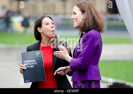 Debbie Abrahams MP (travail ; Oldham East et Bellevue) et Theresa Villiers député (Con : Chipping Barnet) sur College Green, Westminster à discuter de.. Banque D'Images