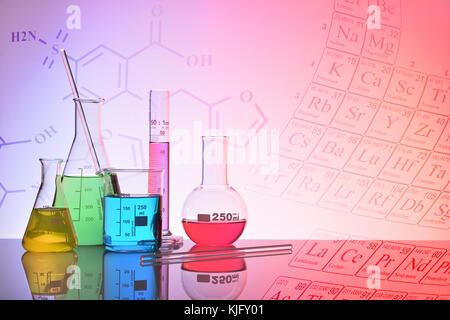 Les contenants de produits chimiques de laboratoire de verre sur la table de verre colorés isolé avec arrière-plan de représentation. Composition horizontale. Vue avant Banque D'Images