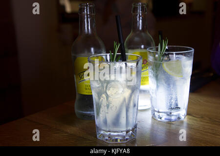 Gin Tonics et servi comme apéritif. Ils sont servis avec des bouteilles de tonique. Banque D'Images