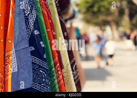 Certains paisley kerchiefs à motifs de couleurs différentes en vente accroché sur une grille dans la rue Banque D'Images