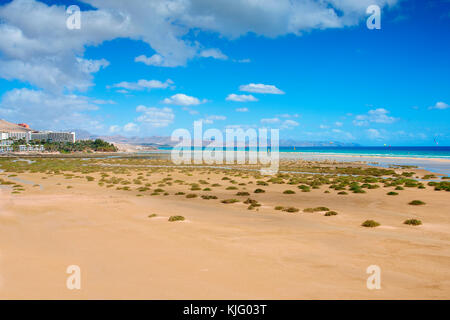 Une vue panoramique sur la plage de Fuerteventura, Îles Canaries, Espagne, où vivent des kitesurfers Banque D'Images