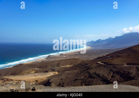 Une vue panoramique de la côte sud-ouest du parc naturel de Jandia, à Fuerteventura, îles Canaries, Espagne, mettant en valeur le seul Cofete BEAC Banque D'Images