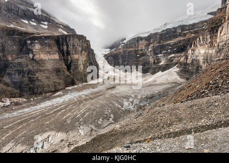 Glacier du Lower Victoria, secteur du piège de la mort, Mt Lefroy, Mt Victoria dans des nuages dans des pentes dist, couvertes de criques en premier plan, parc national Banff, Canada Banque D'Images