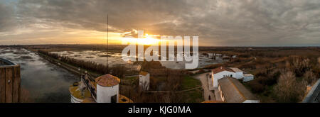 Panorama. Coucher du soleil à partir d'une point de vue, de l'Empordà Aiguamolls, Catalogne Banque D'Images