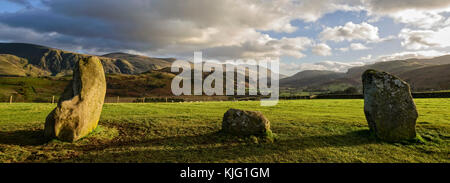 À l'ensemble de la vallée, sur les collines de cercle de pierres de castlerigg Banque D'Images