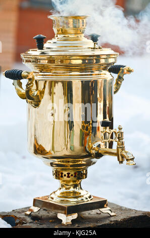 Vintage fumeurs golden samovar, le chauffe-eau traditionnel russe Banque D'Images