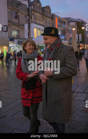 D'âge mûr sont d'un shopping d'hiver sur une soirée à l'époque de Noël. Banque D'Images