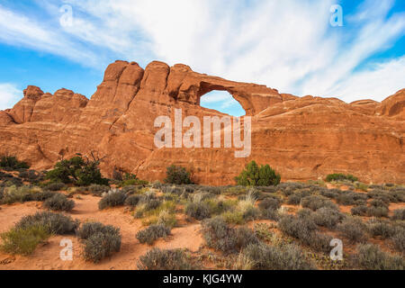 Vue sur la skyline arch dans Arches National Park, Utah Banque D'Images