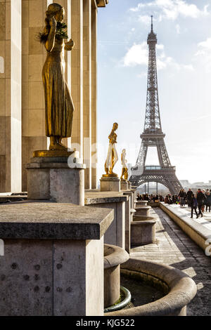 Statues dorées en bronze au Palais de Chaillot et à la Tour Eiffel en arrière-plan. Paris, France. Banque D'Images