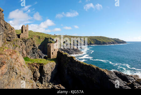 Felsküste mit Ruinen vom ehemaligen Bergwerk, Zinnmine Botallack, Mine, St Just in Penwith, Cornwall, Angleterre, Iles Banque D'Images