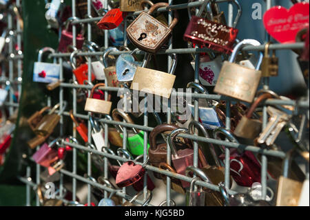 Cadenas d'amour près de Schloss ort à Gmunden, en Haute-Autriche, Autriche, Europe Banque D'Images