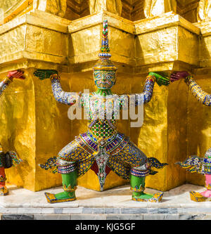 Démon vert tuteur soutenant Wat Arun temple, Bangkok, Thaïlande Banque D'Images