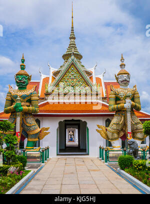 Porte d'entrée à l'ordination, hall avec yaksha tuteurs dans le temple Wat Arun, Bangkok, Thaïlande Banque D'Images