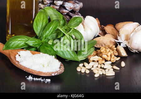 Ingrédients sauce pesto vert frais sur fond de table en bois faits maison, sauce pesto au basilic ingrédients frais et cuisine italienne. Banque D'Images