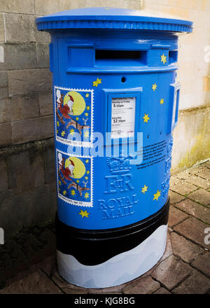 Bleu Royal Mail postbox, décoré pour célébrer Frome écolier Ted Lewis-Clark gagner cette année, un concours de timbres de Noël 2017. Banque D'Images