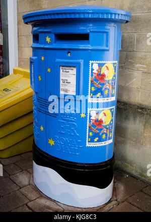 Bleu Royal Mail postbox, décoré pour célébrer Frome écolier Ted Lewis-Clark gagner cette année, un concours de timbres de Noël 2017. Banque D'Images