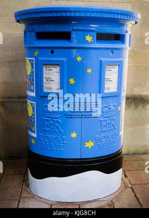 Bleu Royal Mail postbox, décoré pour célébrer Frome écolier Ted Lewis-Clark gagner cette année, un concours de timbres de Noël 2017. Banque D'Images