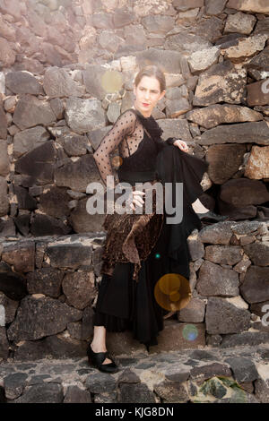 Flamenco à discret, jeune femme séduisante des danses de flamenco dans les escaliers en pierre volcanique Banque D'Images