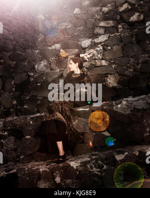 Flamenco à discret, jeune femme séduisante des danses de flamenco dans les escaliers en pierre volcanique Banque D'Images