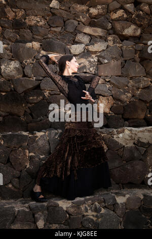 Flamenco à discret, jeune femme séduisante des danses de flamenco dans les escaliers en pierre volcanique Banque D'Images