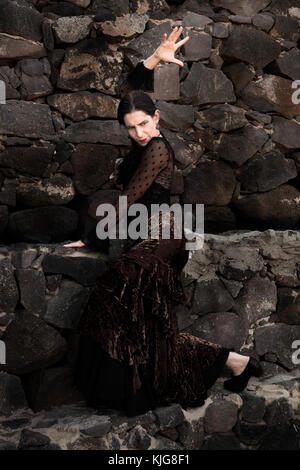 Flamenco à discret, jeune femme séduisante des danses de flamenco dans les escaliers en pierre volcanique Banque D'Images