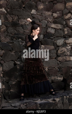 Flamenco à discret, jeune femme séduisante des danses de flamenco dans les escaliers en pierre volcanique Banque D'Images