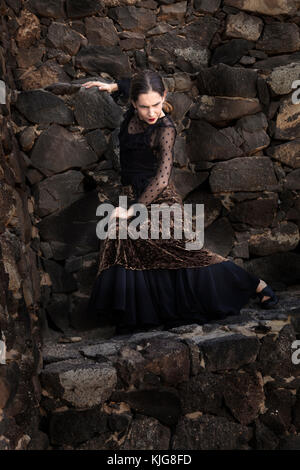 Flamenco à discret, jeune femme séduisante des danses de flamenco dans les escaliers en pierre volcanique Banque D'Images