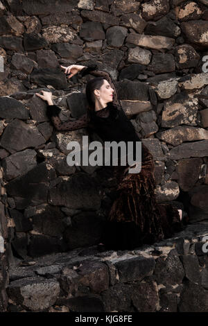 Flamenco à discret, jeune femme séduisante des danses de flamenco dans les escaliers en pierre volcanique Banque D'Images