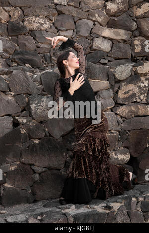 Flamenco à discret, jeune femme séduisante des danses de flamenco dans les escaliers en pierre volcanique Banque D'Images