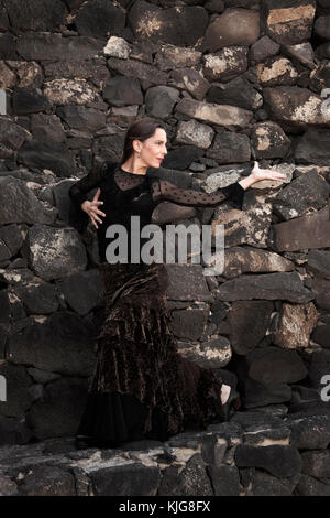 Flamenco à discret, jeune femme séduisante des danses de flamenco dans les escaliers en pierre volcanique Banque D'Images