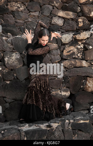 Flamenco à discret, jeune femme séduisante des danses de flamenco dans les escaliers en pierre volcanique Banque D'Images