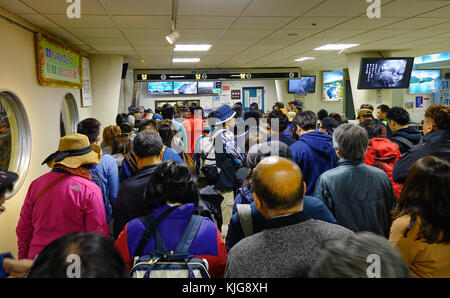 Toyama, Japon - Oct 4, 2017 personnes en attente. pour l'achat de billet d'autobus à tateyama kurobe itinéraire alpin dans la préfecture de Toyama, au Japon. Banque D'Images