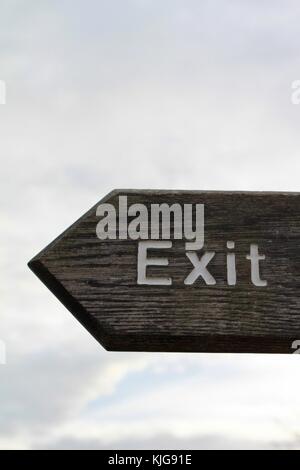 Close up of wooden exit sign with copy space ci-dessus contre ciel. Banque D'Images