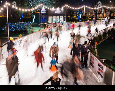 Patineurs de glace sur la patinoire de St Andrews Square à Édimbourg pendant les festivités de Noël dans la ville en 2017. Banque D'Images