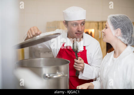 L'homme et la femme la cuisine dans une cuisine de cantine Banque D'Images