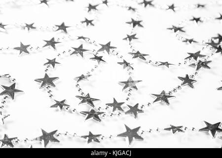 Fond de Noël avec les étoiles argentées des décorations de noël simple. blanc composition avec copie espace Banque D'Images