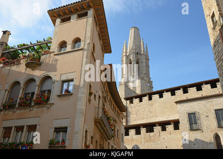 Vue depuis la rue Pujada de Sant Feliu (Montée de Saint Felix) vers l'église collégiale de Sant Feliu (Félix) à la lumière de soleil du soir à Girona, Catalon Banque D'Images