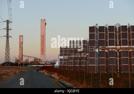 Espagne, Séville, Sanlucar la Mayor, la centrale solaire de Solnova avec héliostats et tour PS10 et PS20, par société Abengoa Banque D'Images