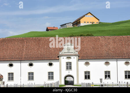 Abbaye d'Einsiedeln en face de terres agricoles sur la Suisse Banque D'Images