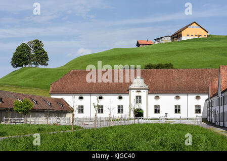 Abbaye d'Einsiedeln en face de terres agricoles sur la Suisse Banque D'Images